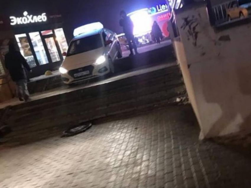 Лихого таксиста, оседлавшего лестницу на автомобиле, запечатлели на фото в Воронеже