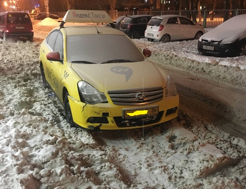Водитель такси бросил машину на дороге в Воронеже и пропал 