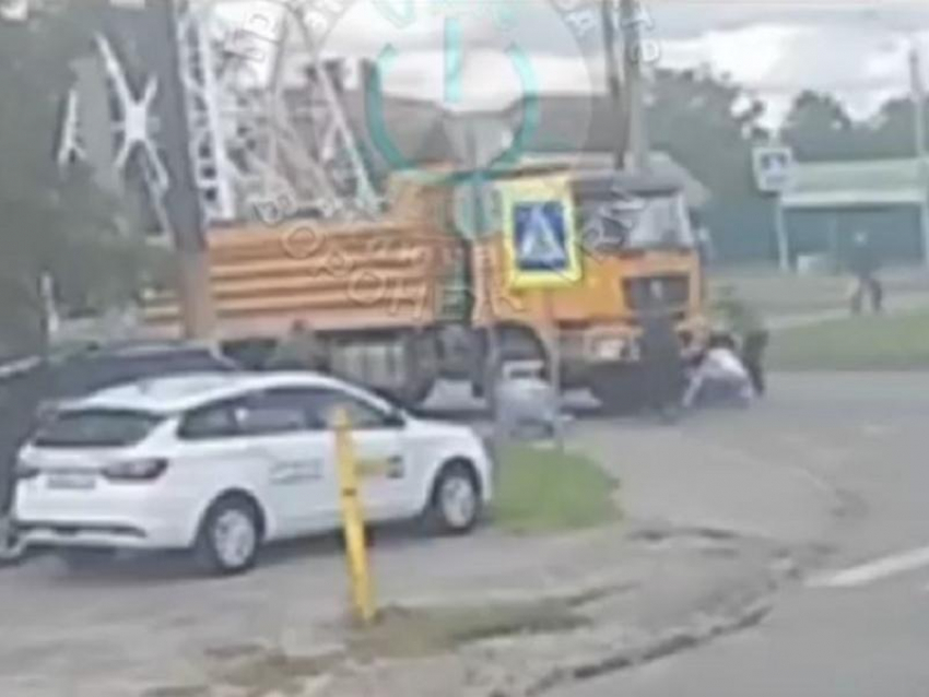 Момент наезда грузовика на 2-летнюю девочку и её маму попал на видео в Воронеже