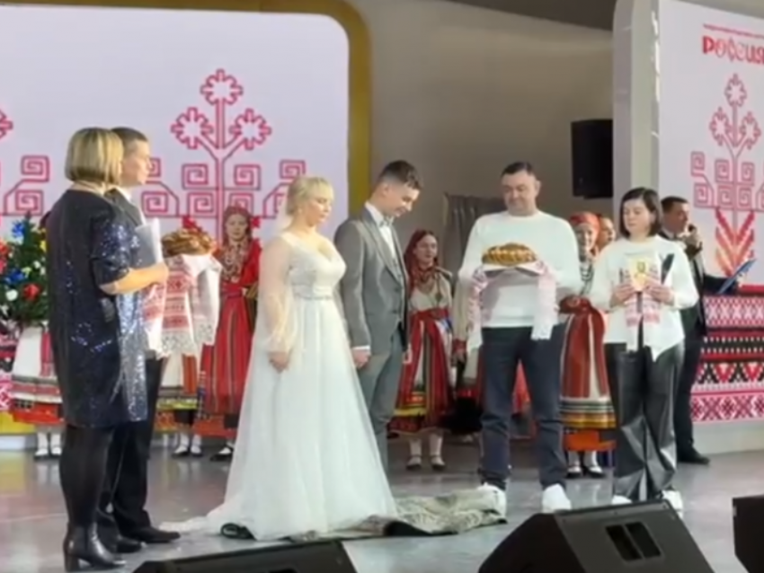 Пара воронежских учителей поженилась прямо на выставке «Россия»