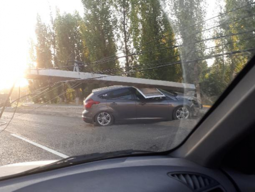 В Воронеже снесшим столб водителем оказалась 25-летняя девушка