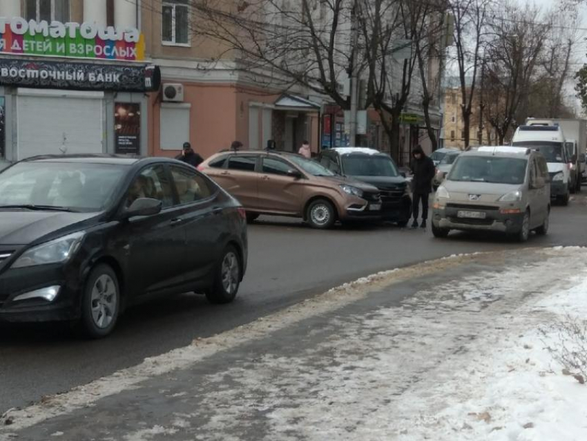 ДТП на оживленном перекрестке в центре Воронежа спровоцировало пробку