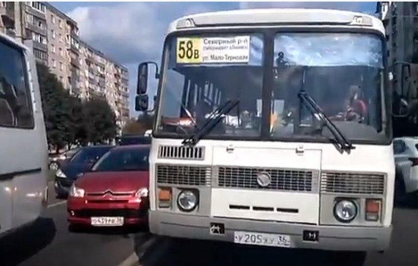 На видео попал «оборзевший» воронежский маршрутчик, едущий по «встречке»