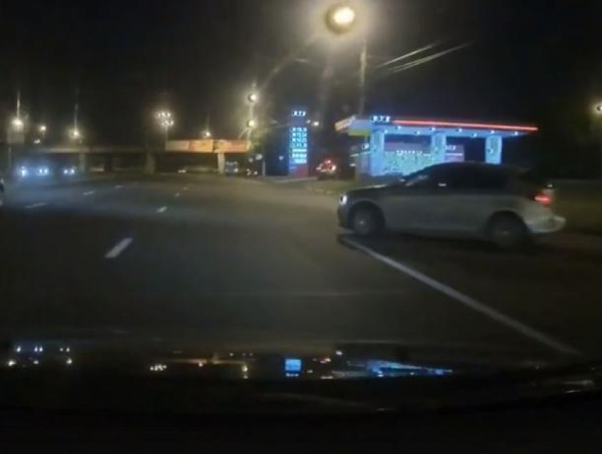 Момент чудесного ухода от ДТП попал на видео в Воронеже
