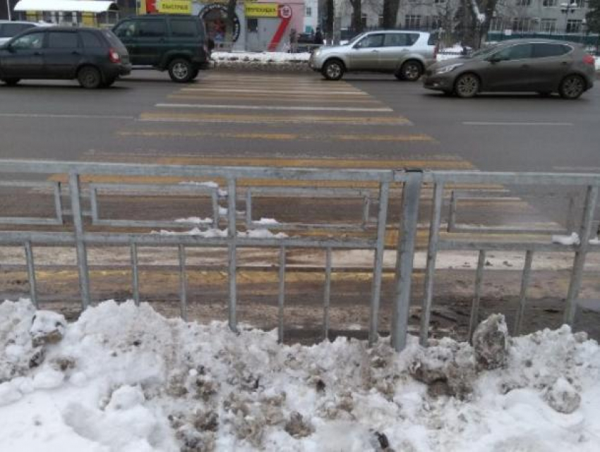 Воронежцы снова удивились тупиковому пешеходному переходу на остановке