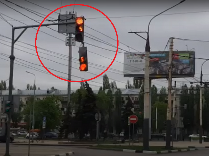 Порывистый ветер разделался со светофором в Воронеже 