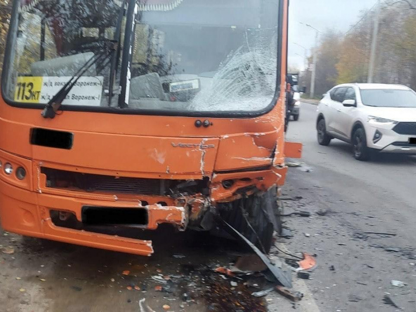 Один человек погиб и шесть пострадали в массовой аварии с автобусом в Воронеже