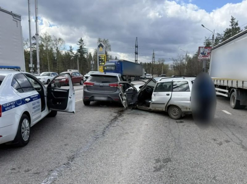 Два человека попали в больницу после массового ДТП на 9 Января в Воронеже