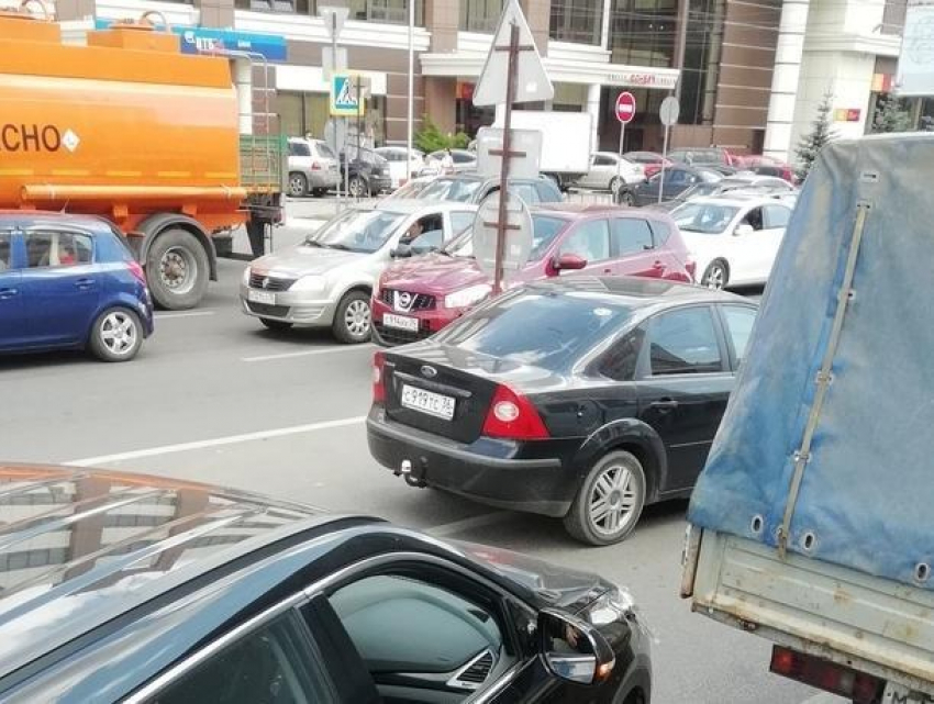 Три аварии в центре Воронежа собрали двухкилометровую пробку в разгар рабочего дня