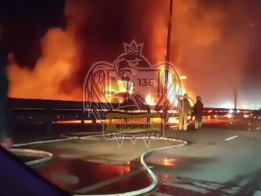 Опубликовано видео горящей фуры, которая спровоцировала огромную пробку в Воронежской области