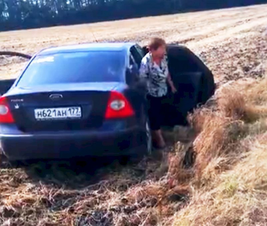 На видео попало, как на трассе под Воронежем пьяный водитель улетает в кювет