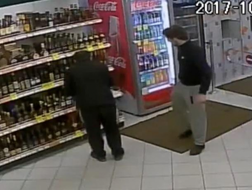 Покупатель воронежского супермаркета «Пятью пять», обвинивший охранника в угрозах шокером, оказался сообщником вора