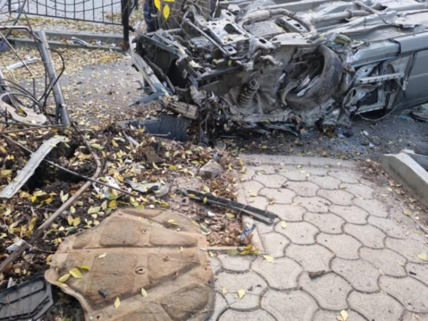 Автомобиль врезался в дерево и перевернулся в центре Воронежа