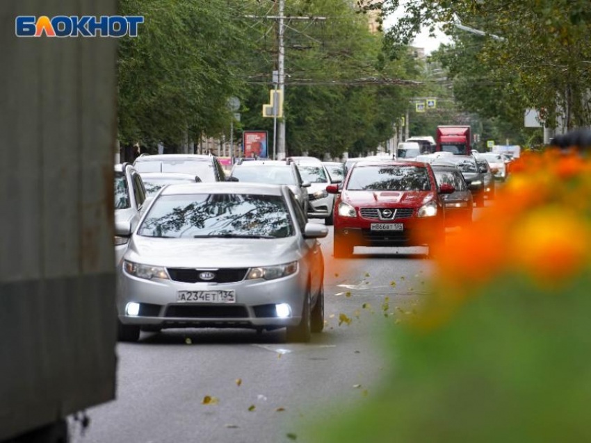 Стоим больше часа: огромная пробка образовалась возле воронежского аэропорта