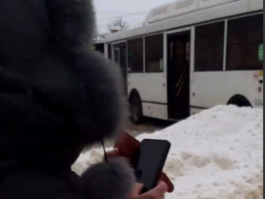 Последствия столкновения пассажирской маршрутки со столбом попало на видео в Воронеже