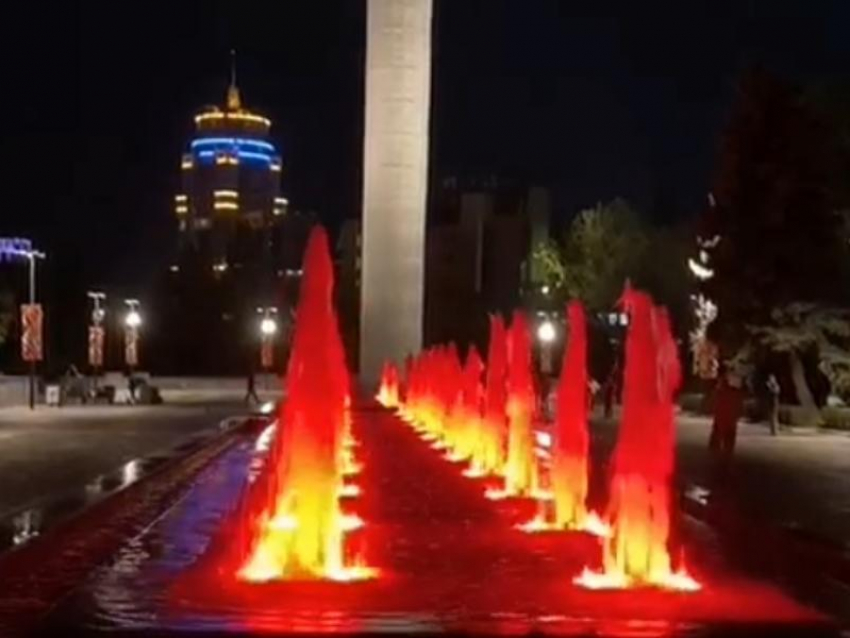 Праздничную подсветку новых фонтанов на площади Победы показали в Воронеже