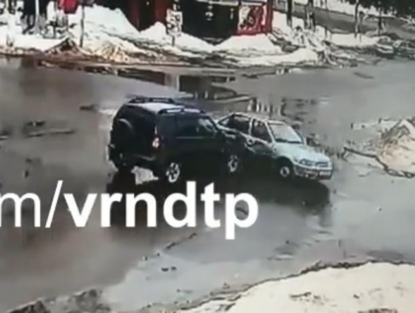На видео попало, как джип разносит «Нексию» на перекрестке под Воронежем