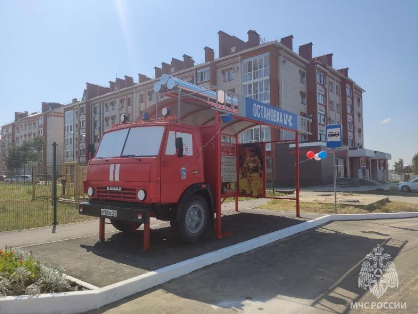 Необычная остановка в виде пожарной машины появилась в Воронежской области