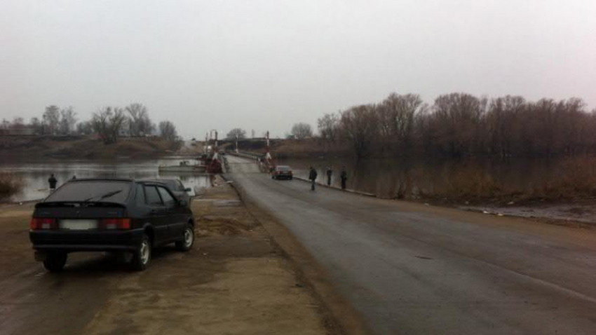 В Воронеже свели понтонный мост, который объединяет микрорайон Шилово и село Гремячье