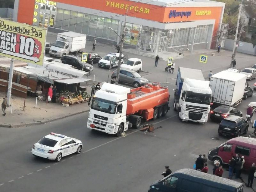 Пенсионерку раздавила фура в Воронеже