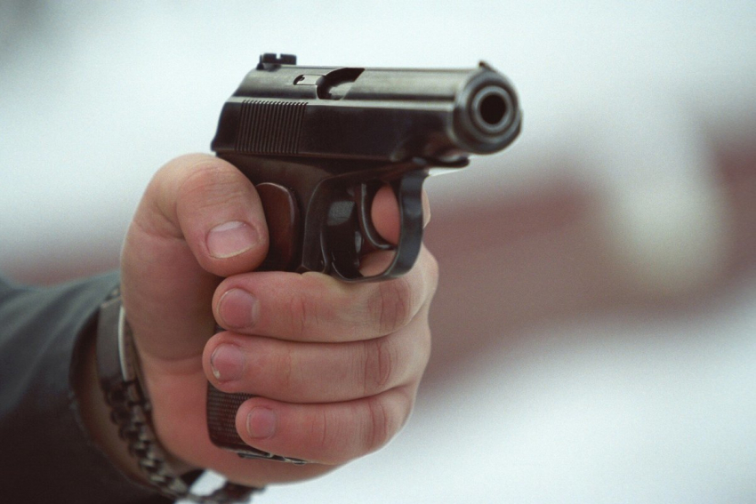 У воронежца под угрозой пистолета отобрали 1,2 млн рублей