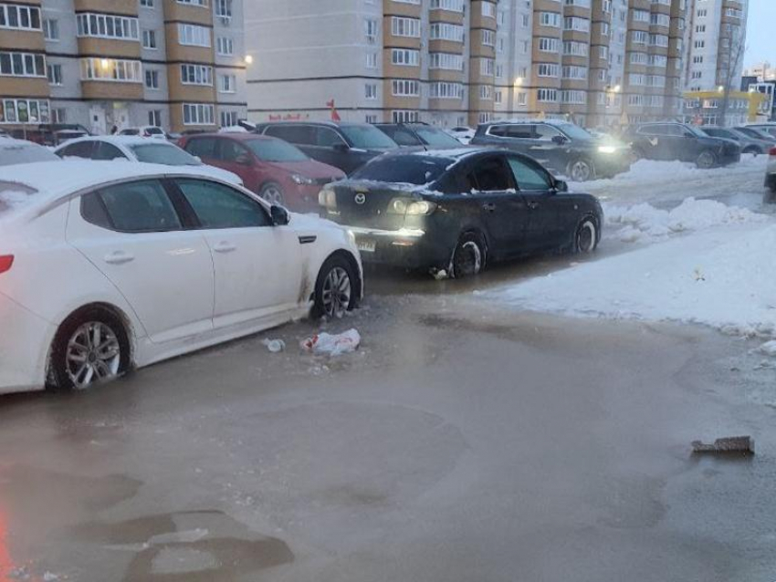 Машины вмерзли, в кранах сухо: утро с отключения воды началось для жильцов воронежского ЖК