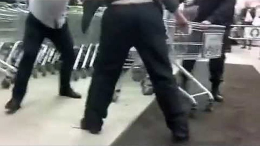 Мужчина подрался с охранниками супермаркета в Воронеже из-за сладостей