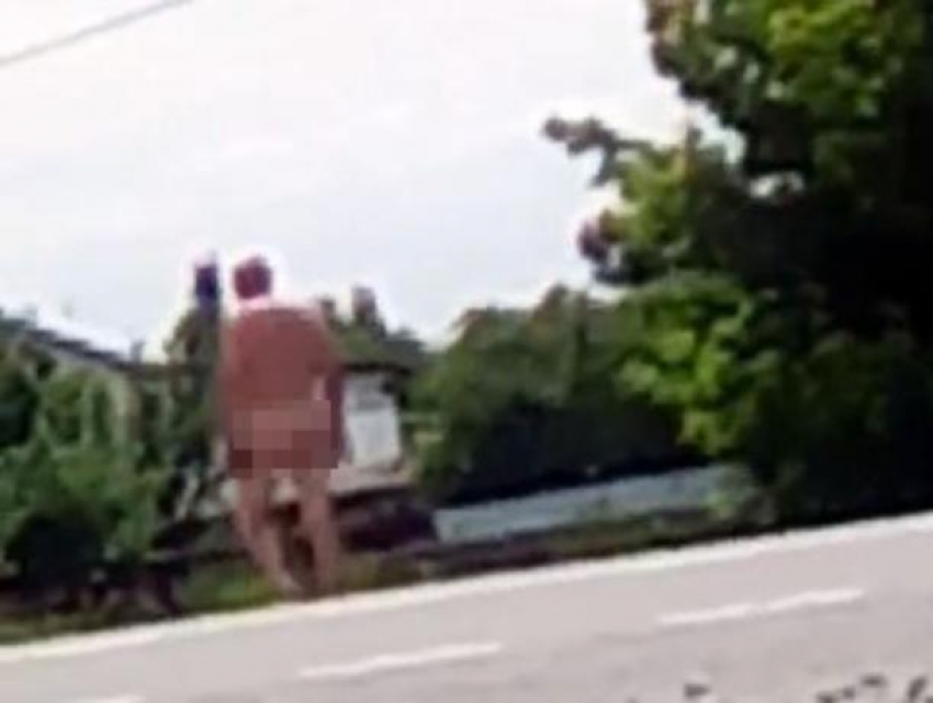 Воронежцы заметили гуляющего по улице абсолютно голого мужчину