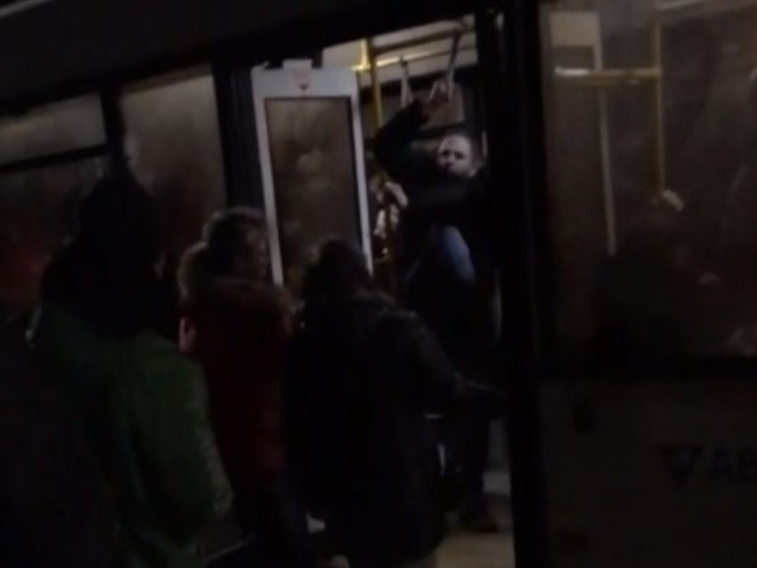 Пассажиры устроили скандал с размахиванием ногами на входе в автобус в Воронеже