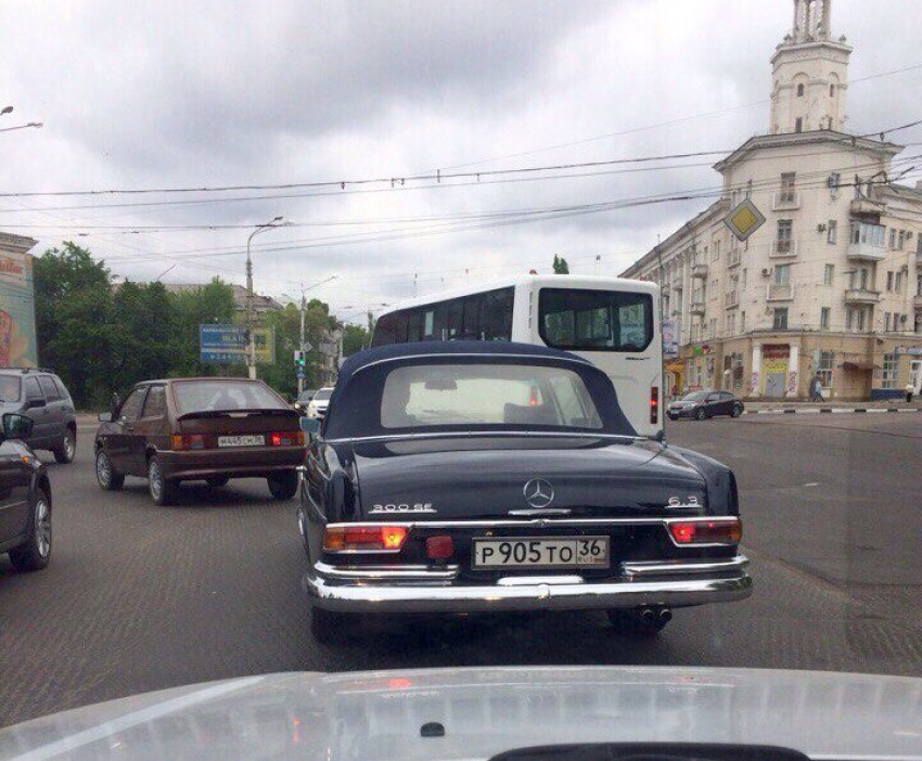 Автомобилистов восхитил шикарный Mercedes за 12 миллионов рублей на дорогах Воронежа
