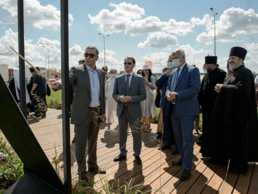 «Монумент семейных ценностей» открыл губернатор Воронежской области возле популярного ТРЦ