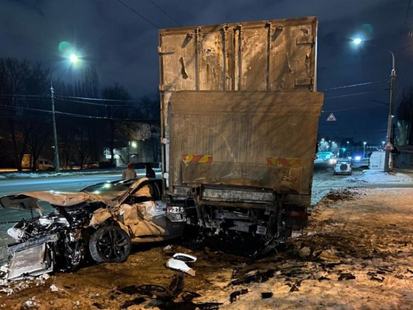 Иномарка превратилась в груду металла после ДТП с грузовиком в Воронеже