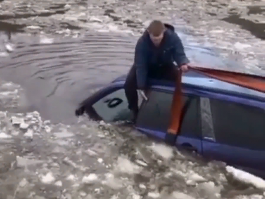 Эпичное утопление и спасение Subaru попало на видео под Воронежем 
