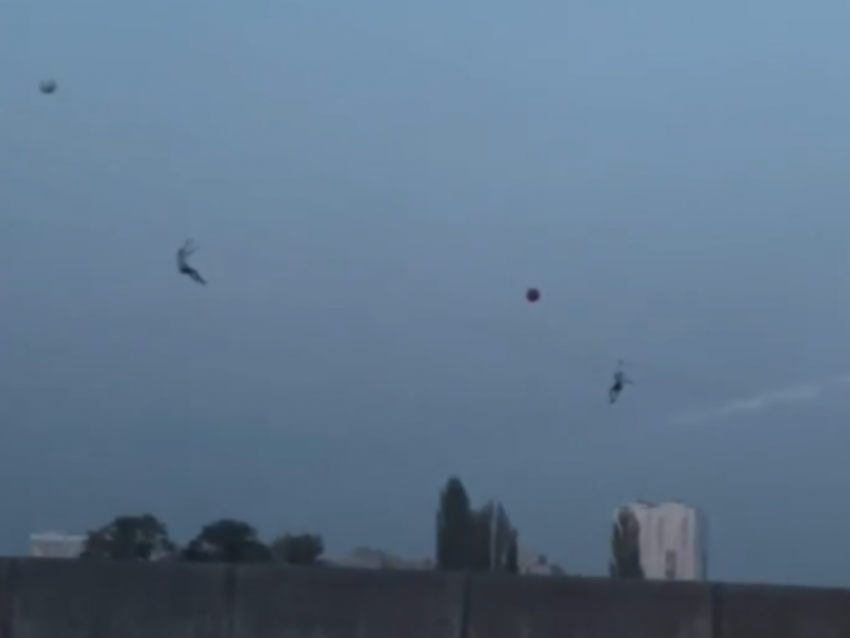 Летающих над городом воронежцев записали на видео