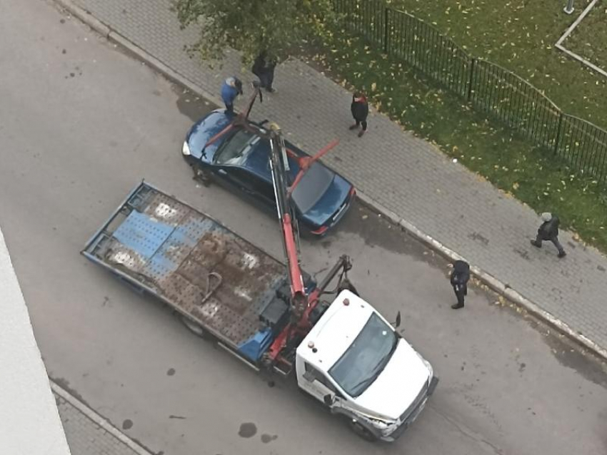 Мэрия Воронежа прокомментировала тотальную эвакуацию припаркованных у дома машин