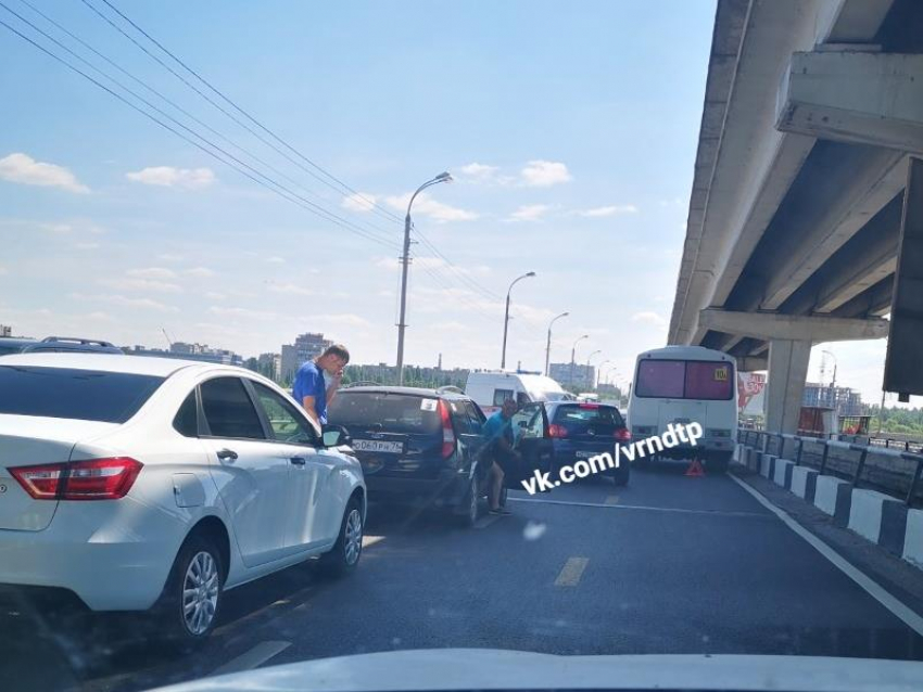 Воронежцы встали в гигантскую пробку на Северном мосту из-за «пазиков»