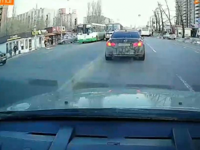 Королевское поведение BMW свело с ума клаксоны водителей в Воронеже