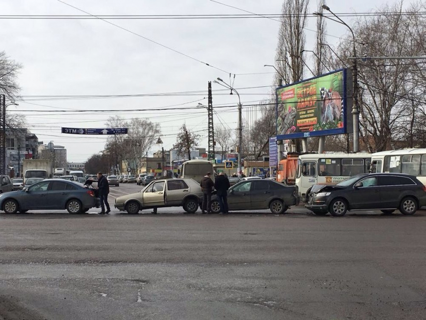 Массовая авария спровоцировала огромную пробку в Воронеже