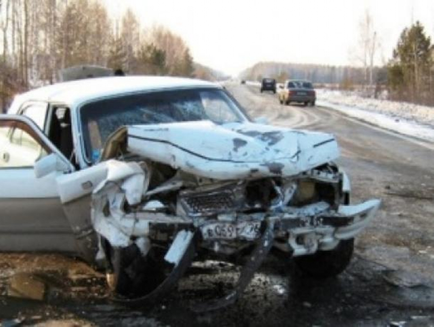 Водитель «Волги» погиб при столкновении с грузовиком на воронежской трассе