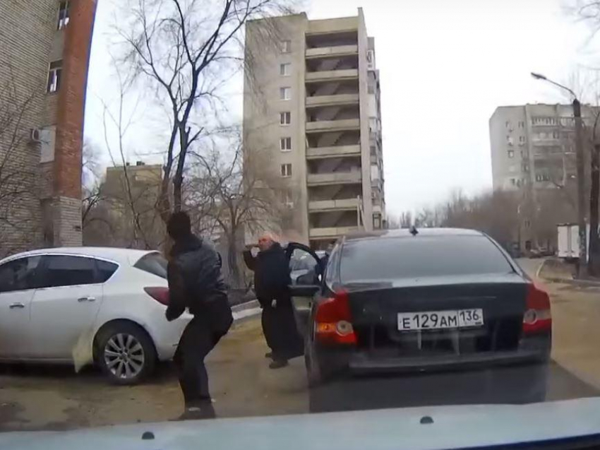 Драку с участием курьера в Воронеже показали на видео