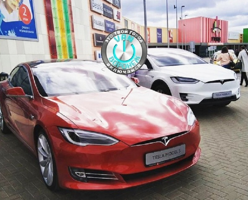 Скопление автомобилей Tesla украсило дорогу в Воронеже 