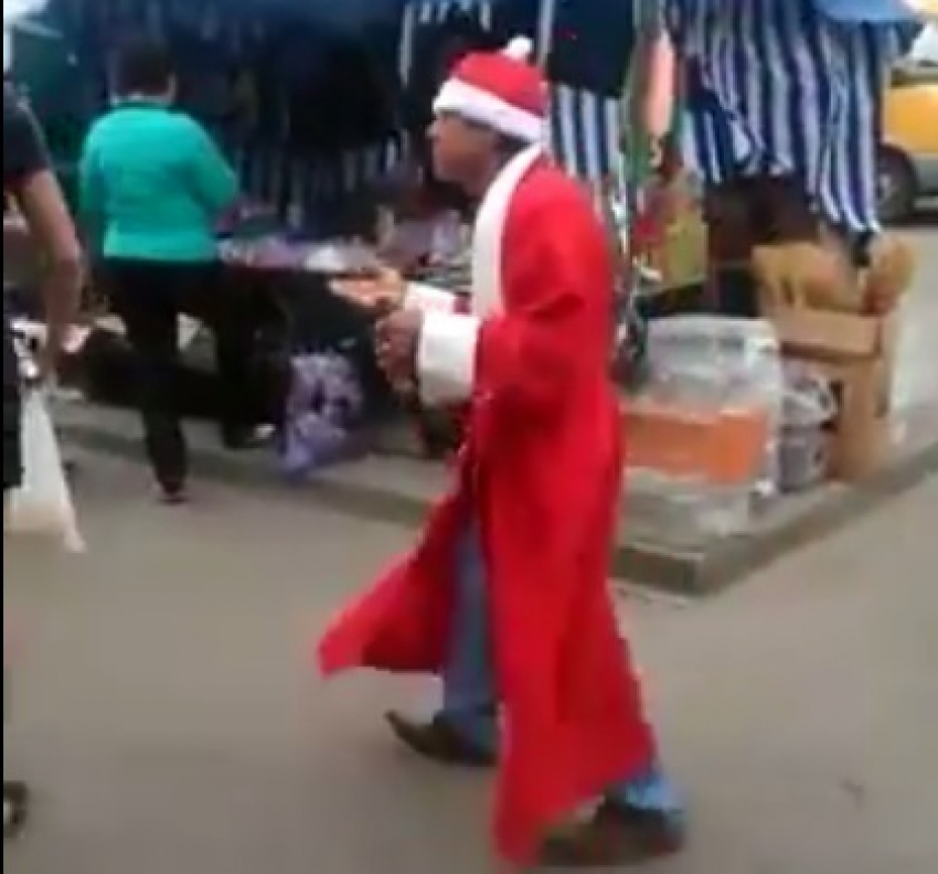 Проделки пьяного Деда Мороза на улице в Воронеже попали на видео
