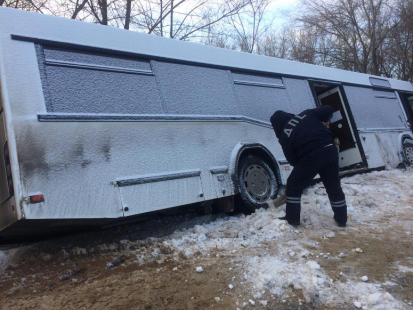 Снимки вылетевшего с трассы автобуса опубликовали воронежские полицейские