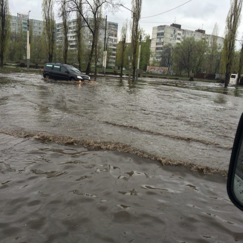 Из-за ливня в Воронеже под воду ушла целая улица