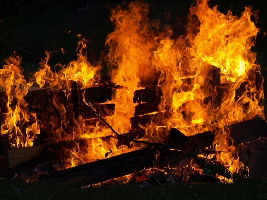 Ночью под Воронежем полыхал жилой дом