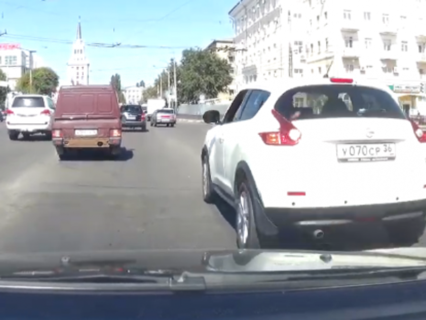 Наказание принципиального автомобилиста попало на видео в Воронеже