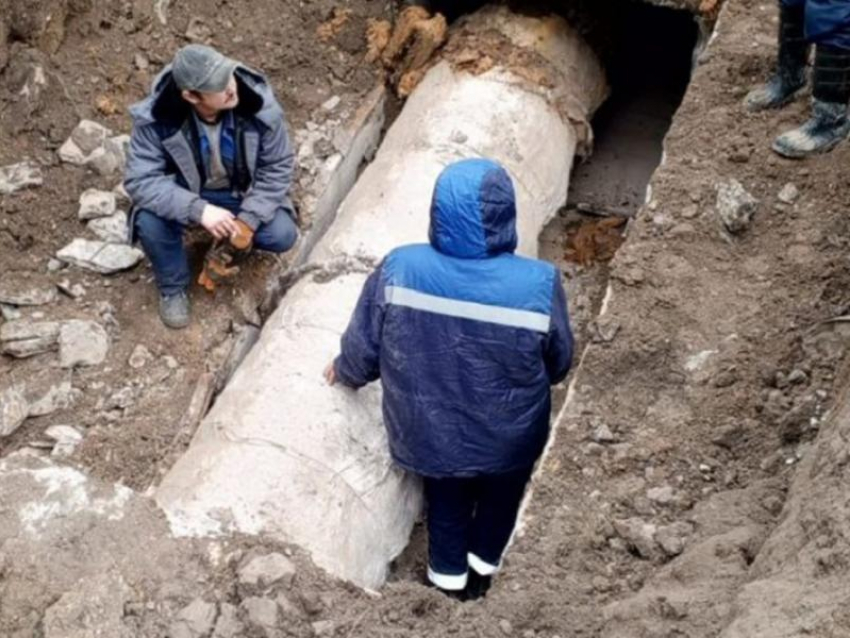 Крупный порыв теплотрассы оставил без отопления и горячей воды жителей воронежского райцентра