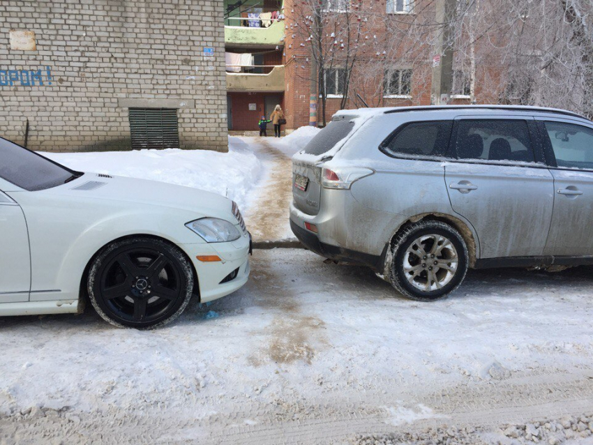 В Воронеже пристыдили владельцев элитных иномарок 