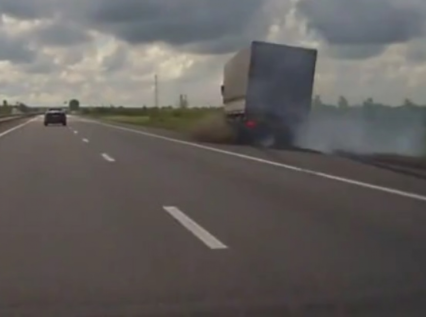 Ford выбил с трассы М-4 под Воронежем грузовик и попал на видео