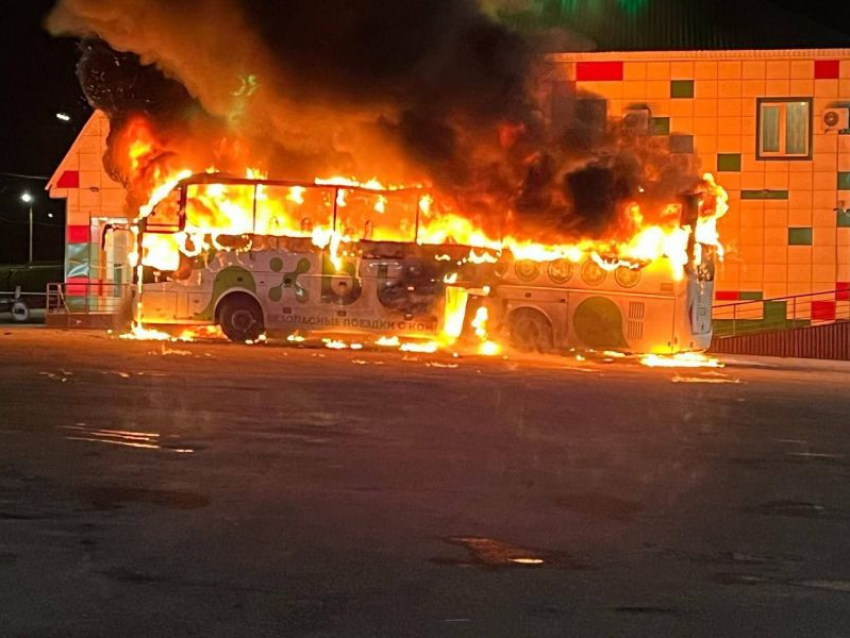 Стало известно об эвакуации пассажиров из загоревшегося автобуса на воронежской трассе